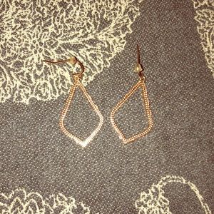 Rose gold colored Kendra Scott earrings EUC!